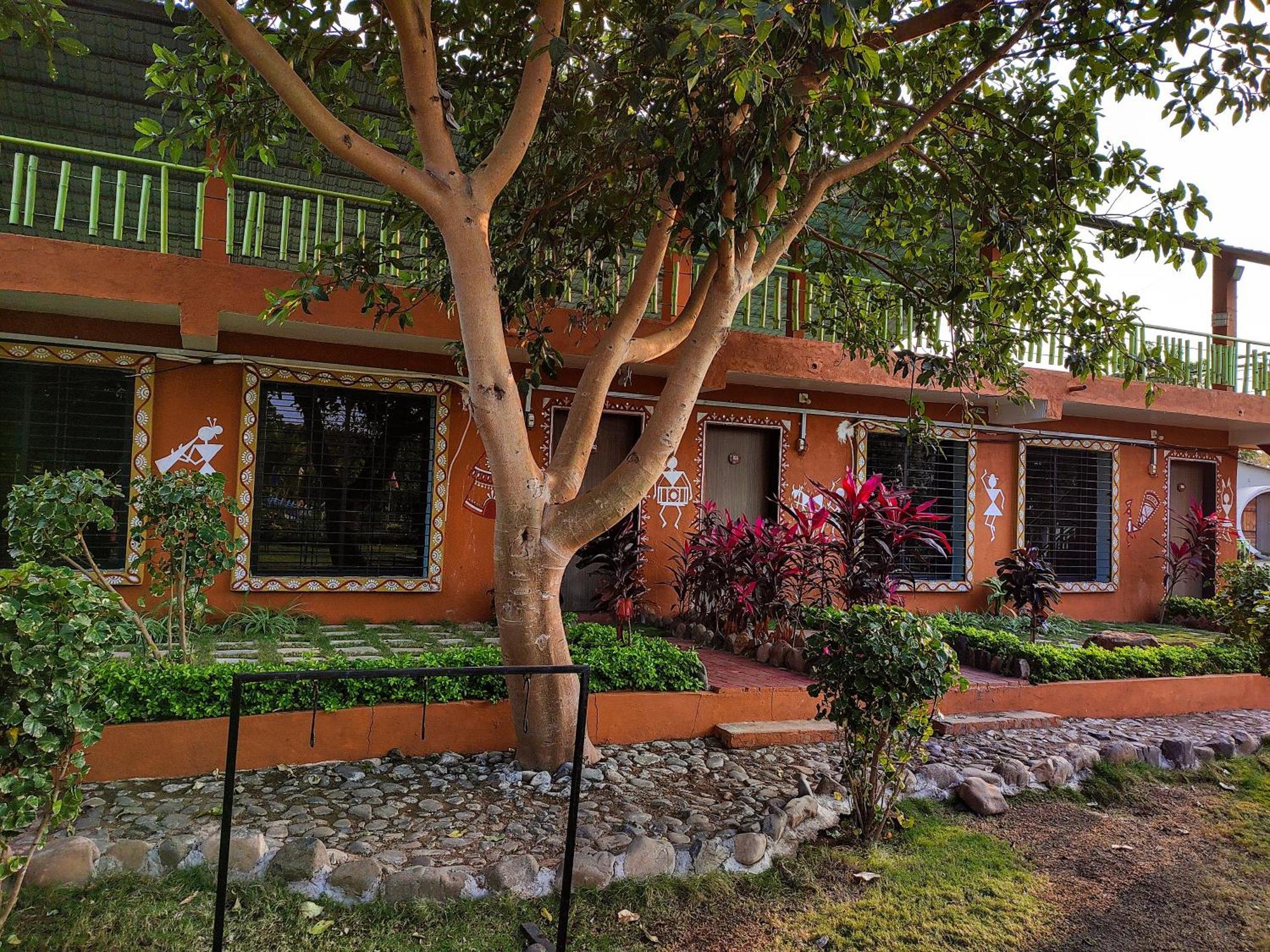 Van Vagdo Resort Rajpipla Bagian luar foto