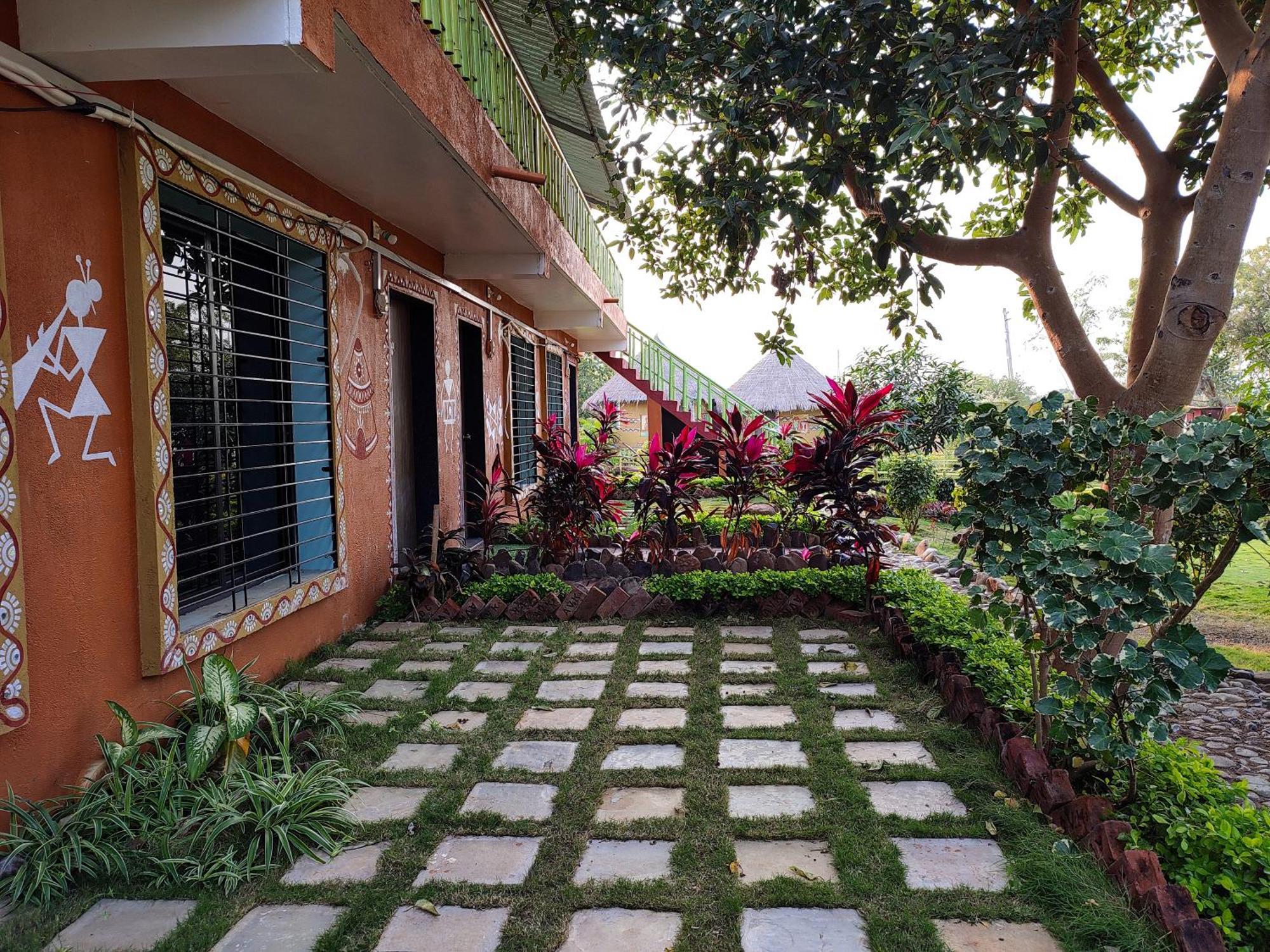 Van Vagdo Resort Rajpipla Bagian luar foto